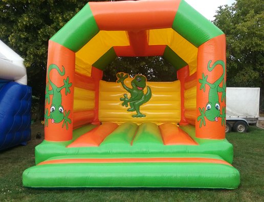 Chateau gonflable orange- vert- jaune