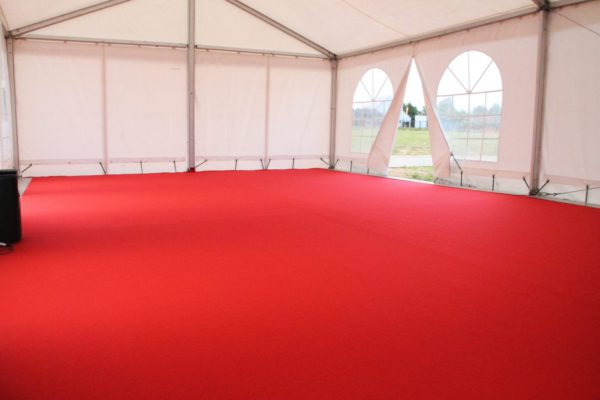 moquette d'exposition rouge