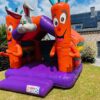 Chateau gonflable, orange et mauve. Lapin et carotte