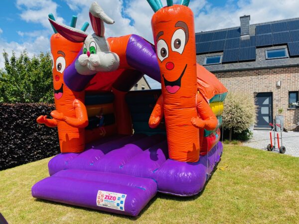 Chateau gonflable, orange et mauve. Lapin et carotte