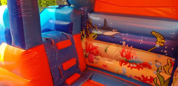 Chateau gonflable bleu avec des requins