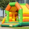 Chateau gonflable pour enfant, couleur orange - vert - jaune, avec toboggan