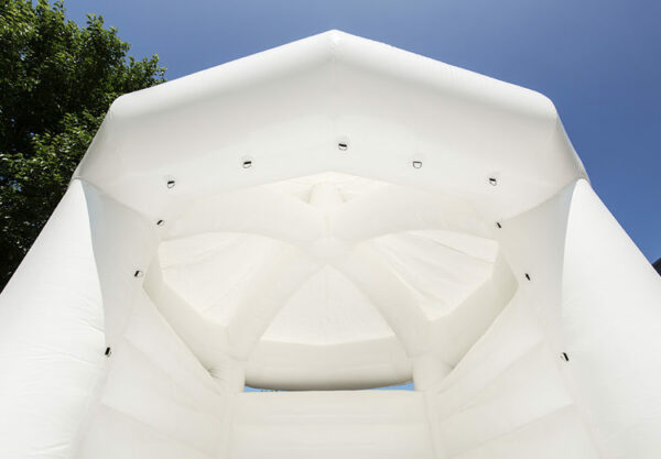 Chateau gonflable blanc