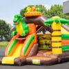 Chateau gonflable, couvert, impression de dinosaure, avec toboggan