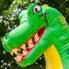 Chateau gonflable, couvert, impression de dinosaure, avec toboggan