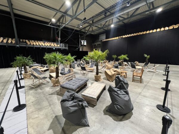 Phot de la table basse en bois brut en location