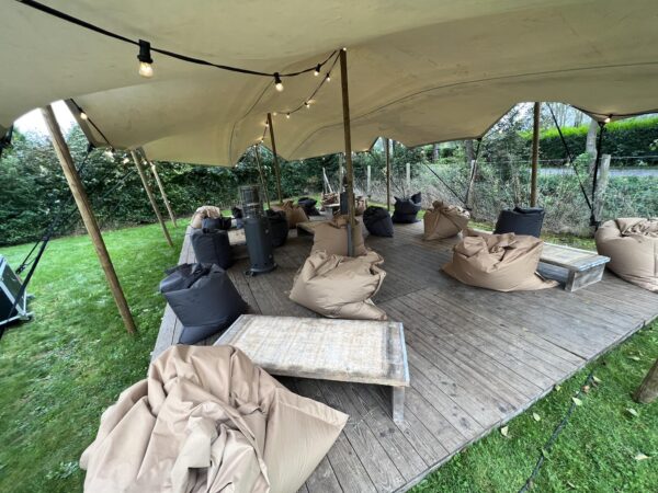 Photo de la table basse en bois brut en location