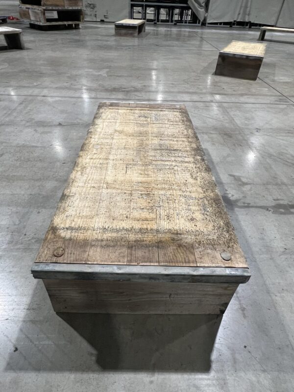 Table basse d'extérieur en bois brut en location
