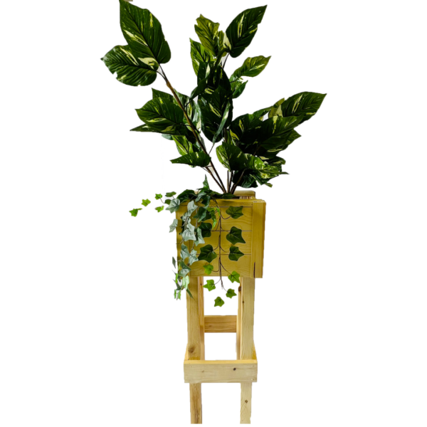 Jardinière en bois avec une seul plantes artificielles