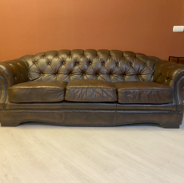 Canapé brun Chesterfield trois places