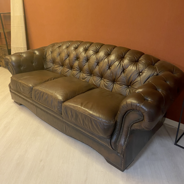 Canapé brun style Chesterfield
