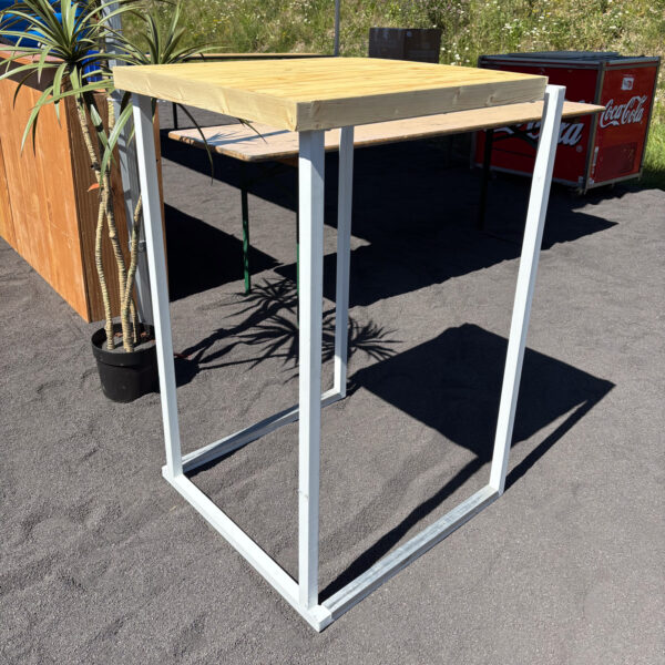 mange debout Quadra blanc avec tablette en bois en location à Marche-en-Famenne - Private Garden Belgique